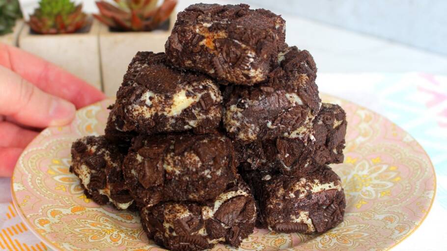 Aprenda como fazer palha italiana trufada com leite condensado, leite em pó, manteiga e biscoito de chocolate
