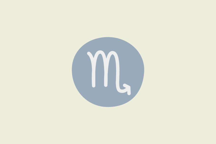 Símbolo do signo Escorpião: traço branco de uma letra "m" com a última haste terminando em uma seta, como o ferrão do escorpião, dentro de uma mancha arredondada azul-acinzentado; em fundo pêssego-claro.