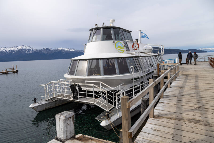 A cidade fica às margens do Nahuel Huapi e serve como base para explorar outros pontos da região