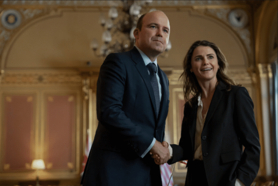 A quarta temporada de “A Diplomata” segue Kate em uma corrida para impedir uma conspiração política que ameaça desencadear uma guerra (Imagem: Reprodução digital | Netflix Studios, Well Red Films e Netflix)