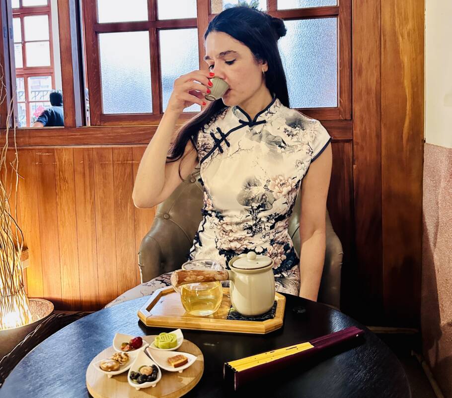Casa de chá tradicional em Taipei, Taiwan, vestida com o qipao, a roupa tradicional
