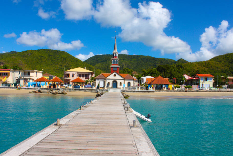 Praia de Anses d’Arlets, localizada no sudoeste da ilha da Martinica, no Mar do Caribe