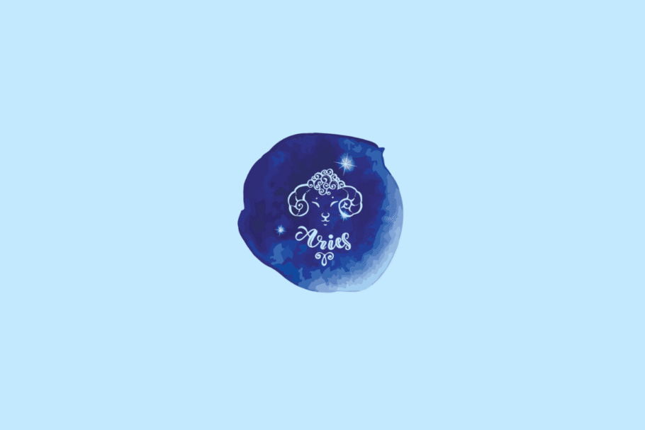 Ilustração do signo de Áries, representado por uma cabeça de carneiro com chifres curvados e detalhes ornamentais em branco e azul-claro. Pequenas estrelas aparecem ao redor, e o nome “Aries” está escrito em letras cursivas brancas abaixo do desenho. A ilustração fica dentro de uma mancha irregular azul-escura, com bordas em tons de azul, sobre fundo azul-claro.
