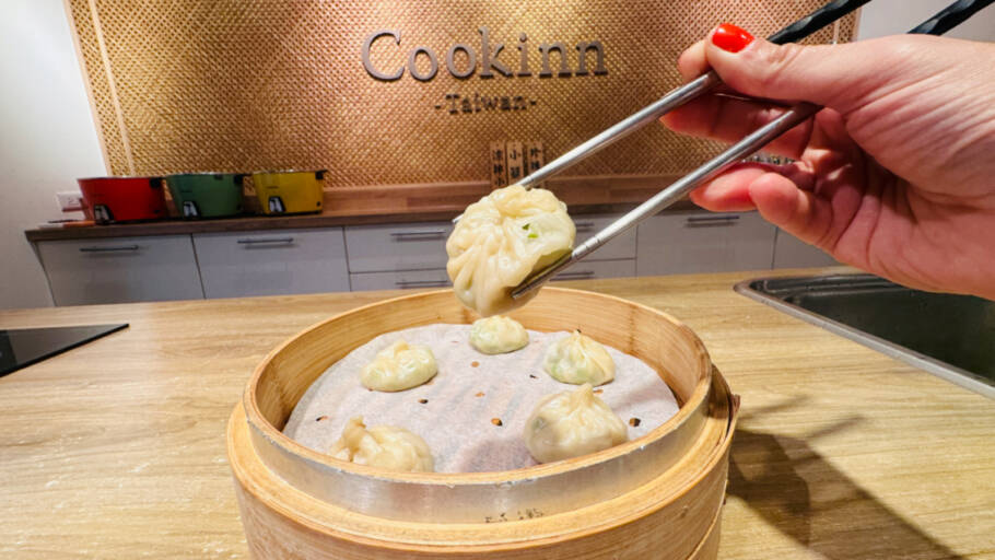 Dumplings são moldados, um a um, nas mãos e cozidos no bambu ao vapor