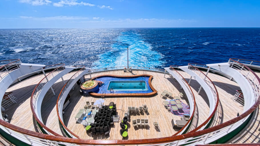 Vista de uma das piscinas do navio Buenavista, da Corazul Cruceros