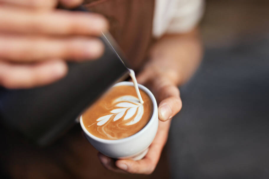 Estudo revela que o creme não lácteo, e não o açúcar, é agora o maior responsável pelo aumento de calorias no café