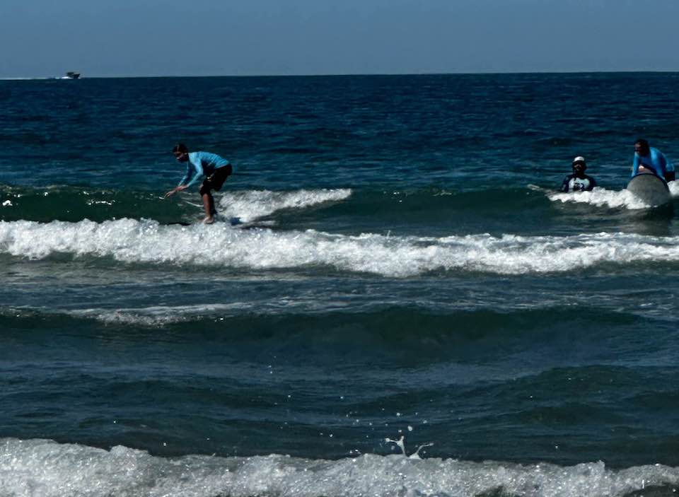 Aulas de surf na praia de Camburi
