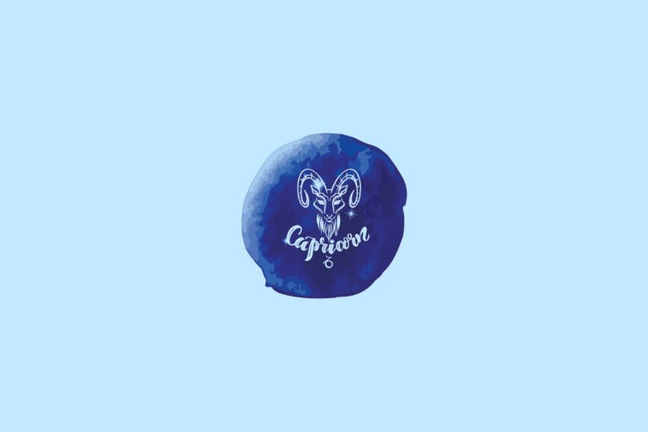 Ilustração do signo de Capricórnio, representado pela cabeça de um bode com chifres grandes e curvados, desenhada em linhas brancas e azul-claras. Há pequenas estrelas ao redor, e o nome “Capricorn” está escrito em letras cursivas brancas abaixo da figura. O desenho fica em uma mancha irregular azul-escura, com bordas em tons de azul, sobre fundo azul-claro.