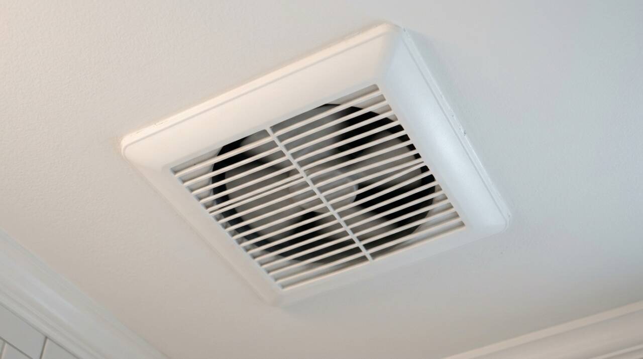 O ventilador do banheiro deve continuar ligado depois do banho? Saiba como reduzir o excesso de umidade e evitar condições favoráveis ao mofo.