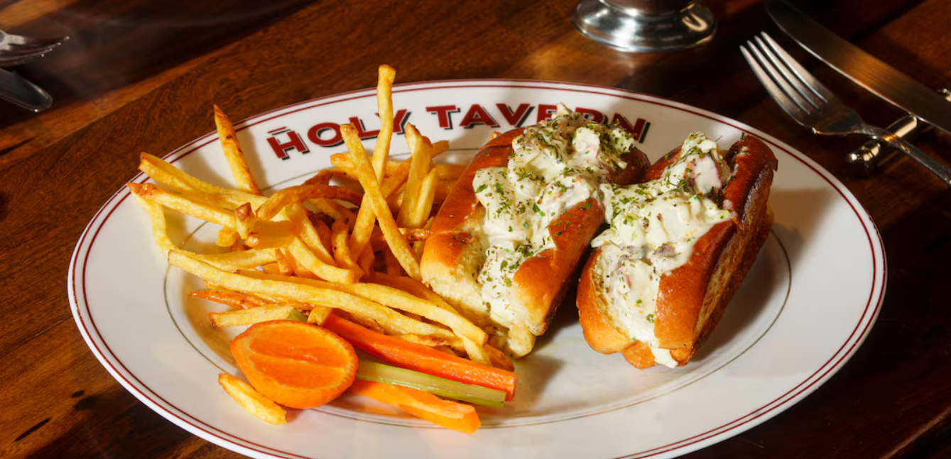 Clássico americano, o Lobster Roll leva 220 g de cauda de lagosta, maionese da casa, salsão, salsinha, dill e manteiga de alho, acompanhado de fritas