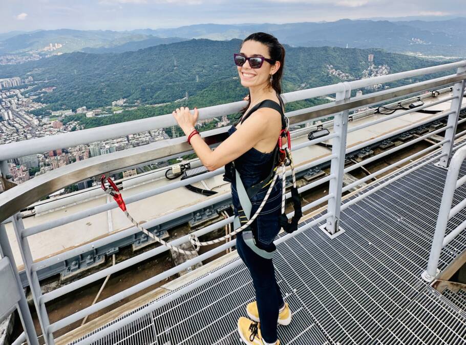 A 460 metros de altura no Cloud Walk – a caminhada nas nuvens do arranha-céu Taipei 101, em Taiwan