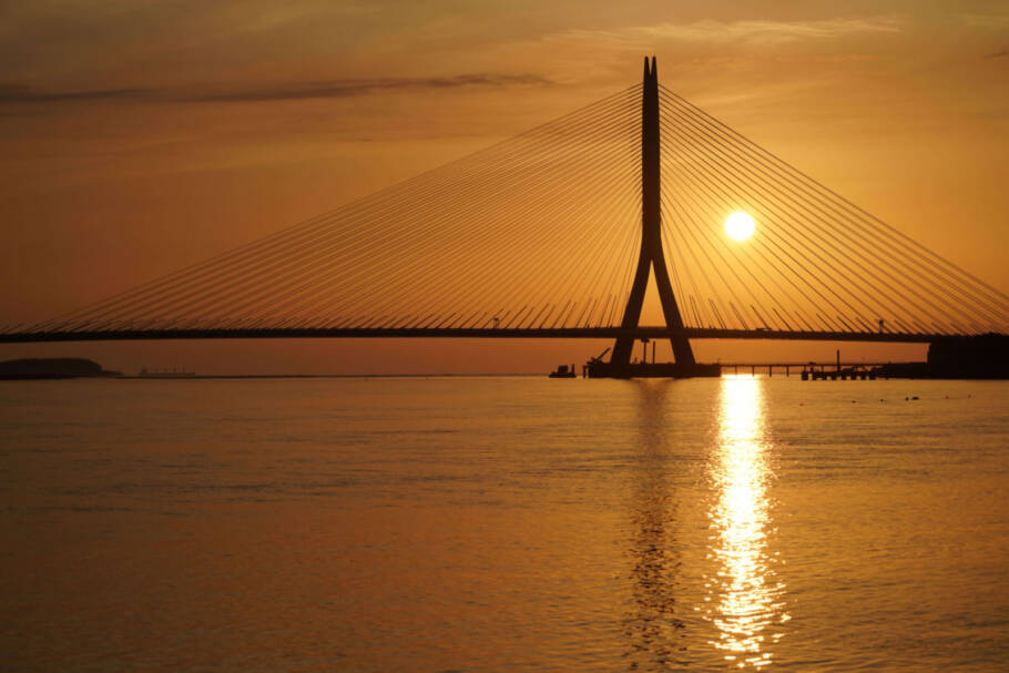 Aproveite o pôr do sol na Danjiang Bridge em Taipei, Taiwan