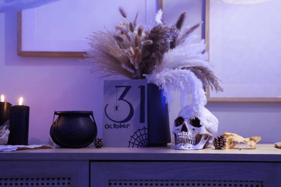 A meia-luz reforça o clima do Halloween e valoriza os detalhes da composição decorativa (Imagem: Pixel-Shot | Shutterstock)