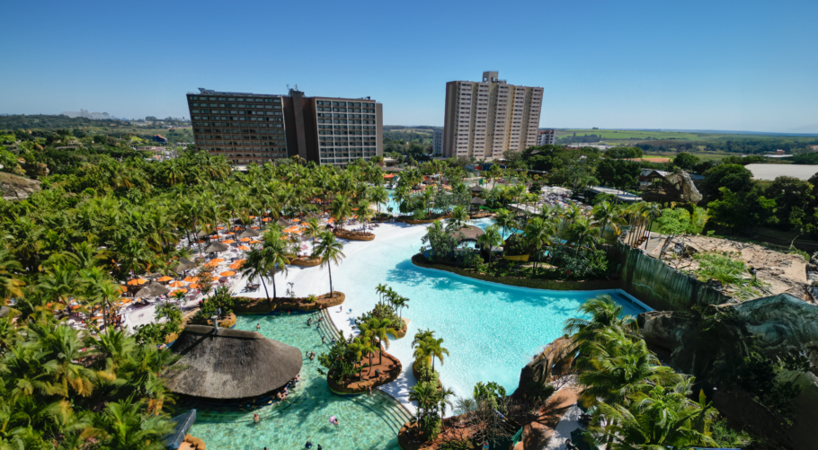 Vista geral do parque aquático Hot Beach, em Olímpia