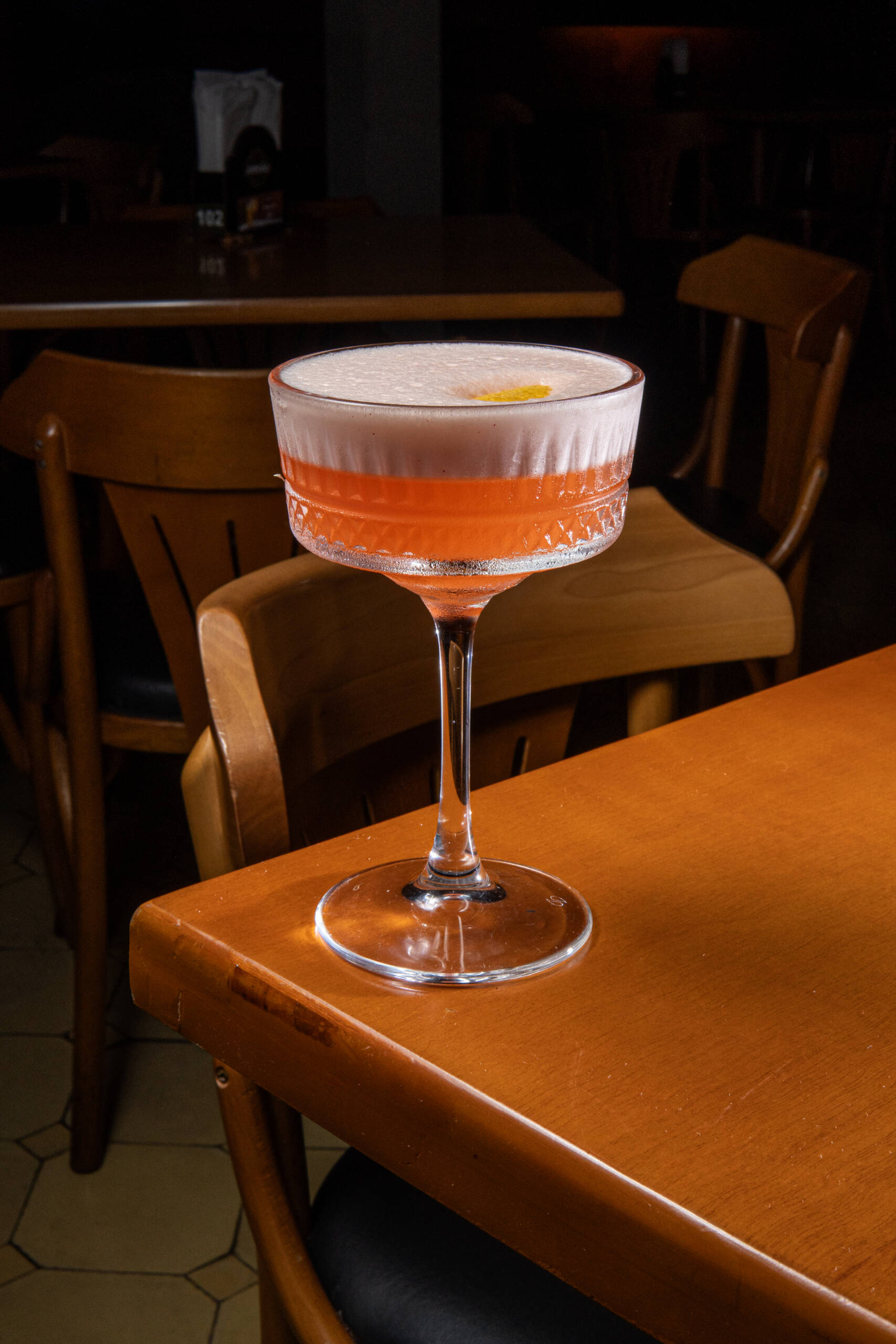 Outro destaques da Semana da Coquetelaria é o Aperol Slim, preparado com Aperol, gin Bulldog, xarope de mel, limão-siciliano e clara