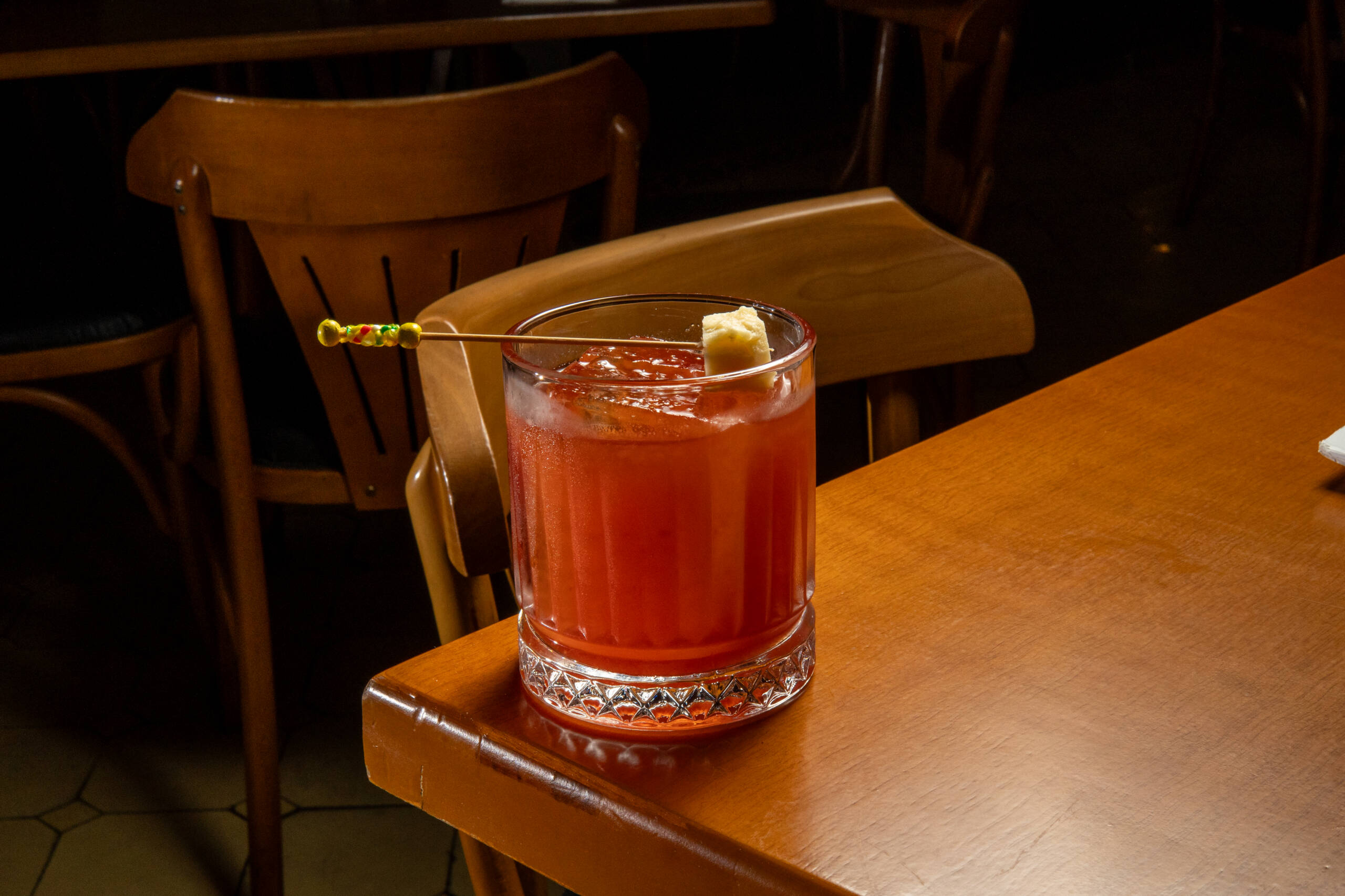 Entre os destaques da Semana da Coquetelaria está o Negroni Julieta, que combina Wild Turkey 101, Campari, vermute rosso e goiabada, com finalização de queijo parmesão