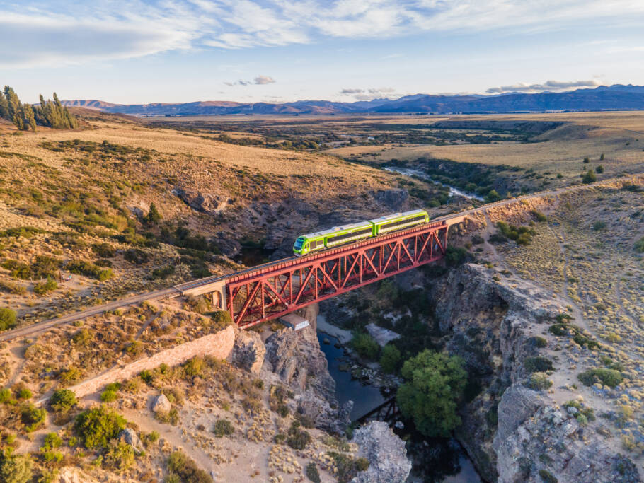 Viagem ferroviária de cerca de 19 horas liga Viedma a Bariloche, na Patagônia argentina