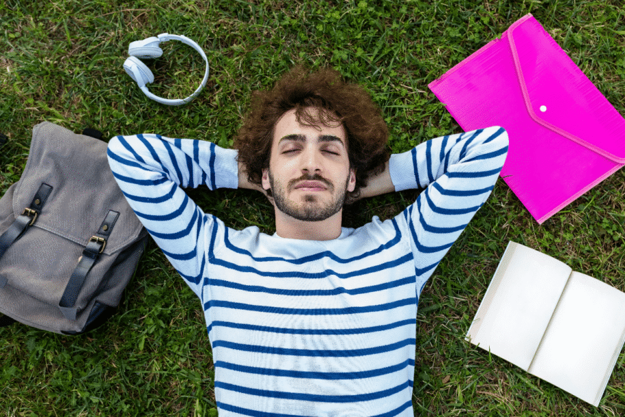 O descanso também faz parte de uma rotina equilibrada durante a preparação para as provas (Imagem: Daniel Hoz | Shutterstock)