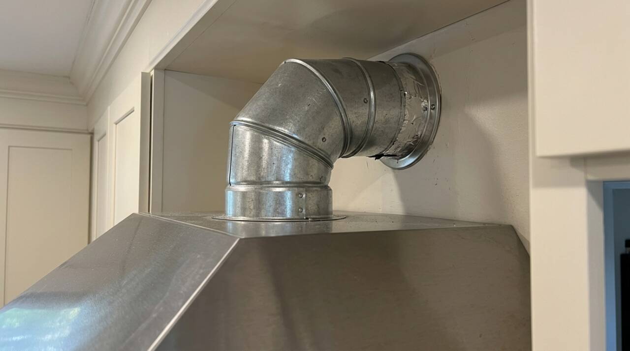Coifa com duto externo remove melhor fumaça, calor e odores, enquanto a recirculação filtra e devolve o ar. Entenda qual opção faz mais sentido.