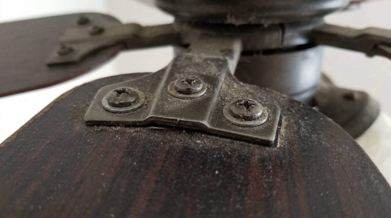 Ventilador de teto vibrando pode ter relação com pás, sujeira ou fixação. Veja o que observar com o aparelho desligado e quando chamar um técnico.