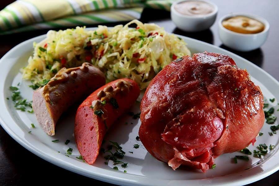 O Eisbein (R$ 153,90), tradicional joelho suíno assado servido com chucrute e salsichas alemãs vermelha e branca, é um dos pratos típicos da gastronomia alemã que será possível encontrar durante o evento