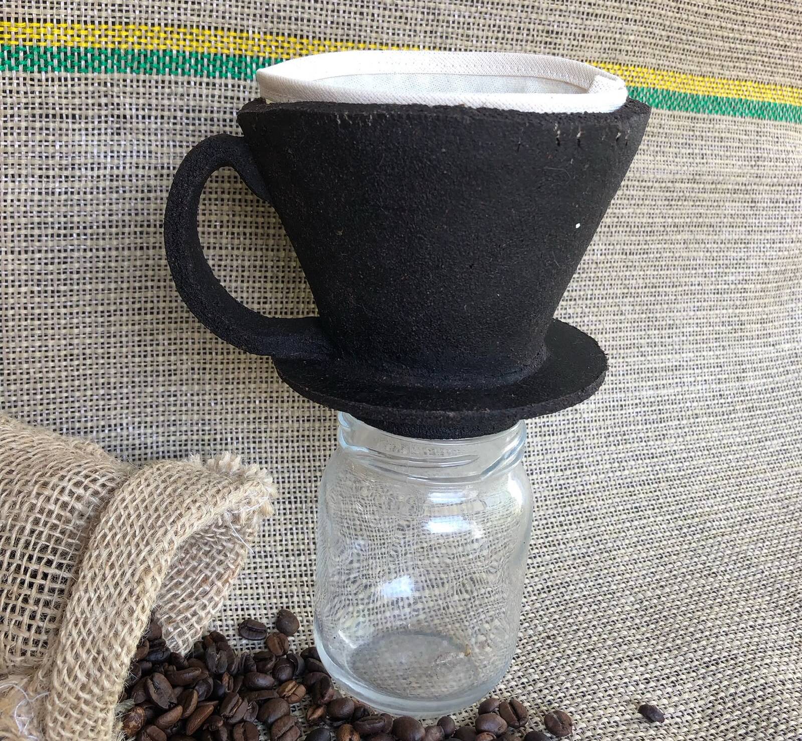 Já imaginou transformar borra de café em uma caneca, um coador ou uma peça de decoração? É exatamente isso que a Giorgia Martines faz!