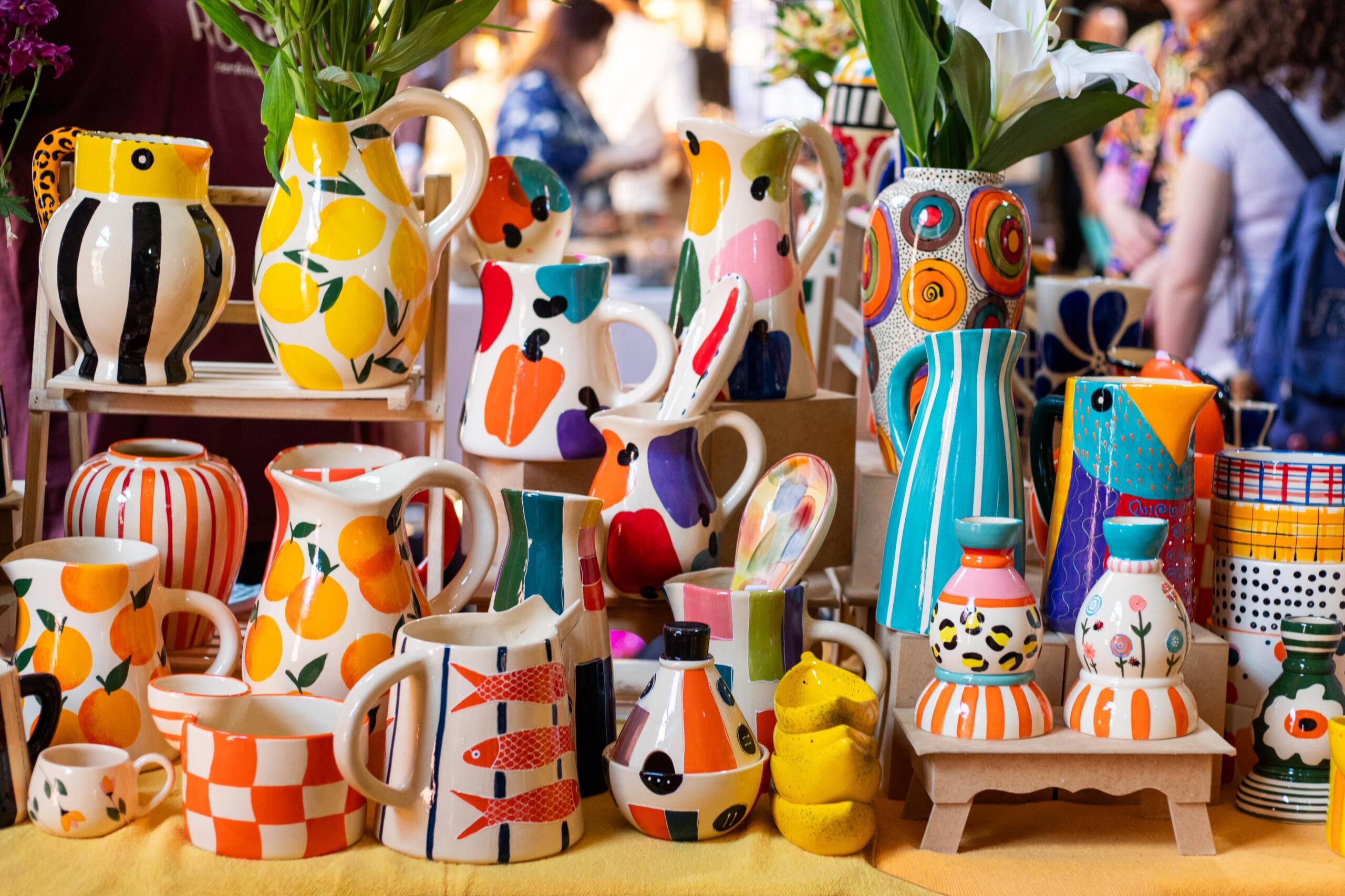 E se a hora do café também fosse uma desculpa para colocar mais cor na casa? É essa a proposta do Atelier da Renata, que transforma cerâmica em peças utilitárias cheias de personalidade!
