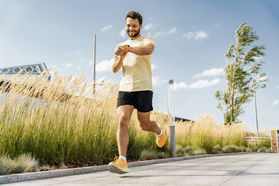 Respeitar os limites do corpo, manter a regularidade dos treinos e cuidar da recuperação são atitudes importantes para chegar bem à primeira corrida (Imagem: muse studio | Shutterstock)