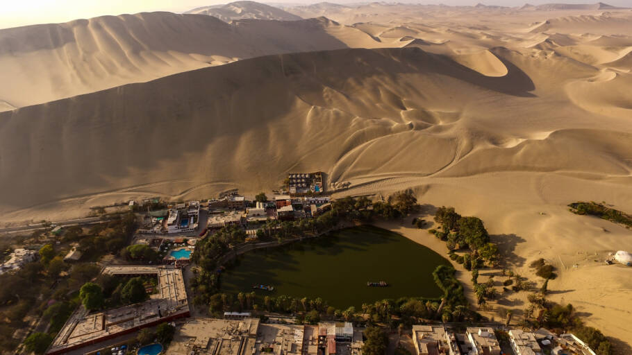 Huacachina é uma espécie de oásis no meio do deserto