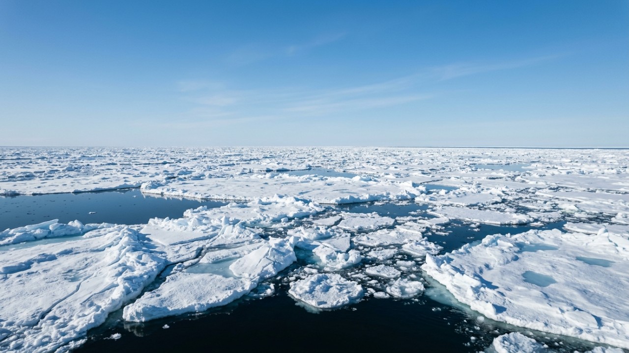 A Antártida apresenta temperaturas muito mais frias devido à sua altitude elevada e ao isolamento geográfico de sua plataforma rochosa.