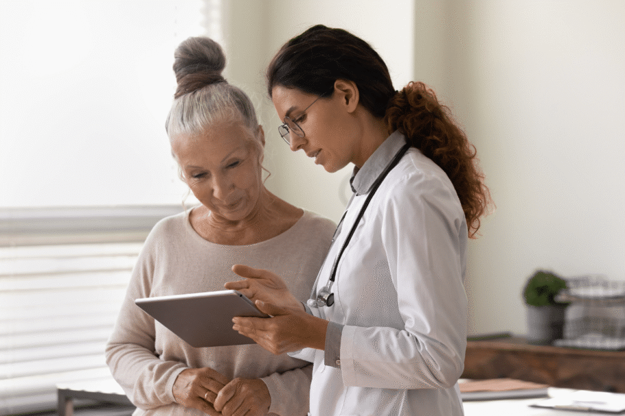 Manter consultas em dia é uma medida importante para acompanhar mudanças que podem afetar a mobilidade da pessoa idosa (Imagem: fizkes | Shutterstock)