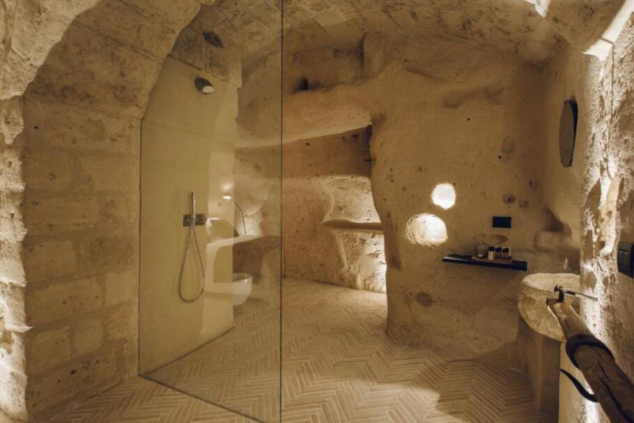 O belíssimo banheiro de um dos quartos do hotel Il Palazzotto Residence & Winery