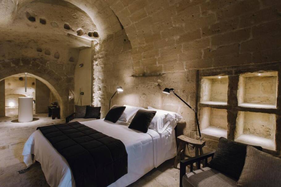 Quarto Il Palazzotto Residence & Winery com paredes de calcário