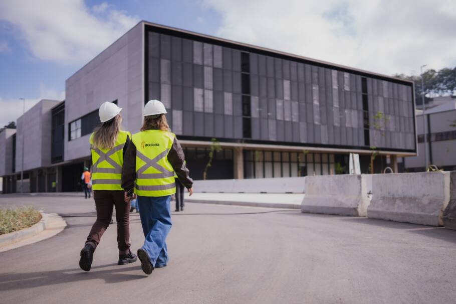 Programa oferece contratação CLT, pós-graduação com dupla titulação internacional e oportunidades em projetos no Brasil