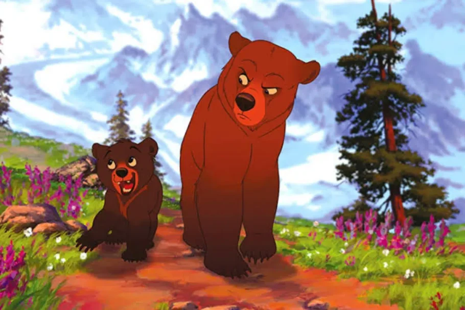 “Irmão Urso” mostra uma jornada de transformação e amizade que convida a enxergar diferentes perspectivas (Imagem: Reprodução digital | Walt Disney Pictures, Walt Disney Animation Studios, Walt Disney Feature Animation e Disney+)