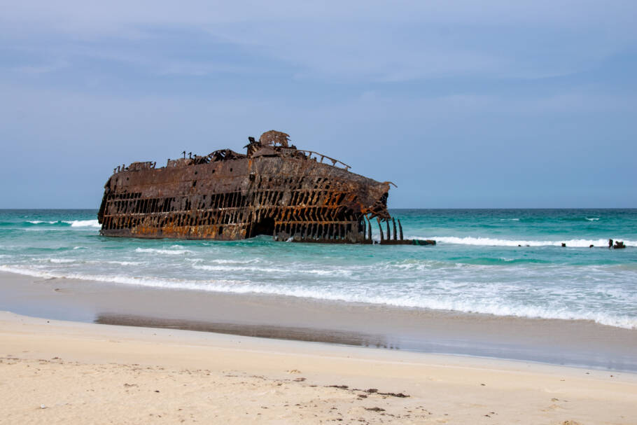 Navio naufragado na praia de Boa Vista, na ilha de Santa Maria, em Cabo Verde