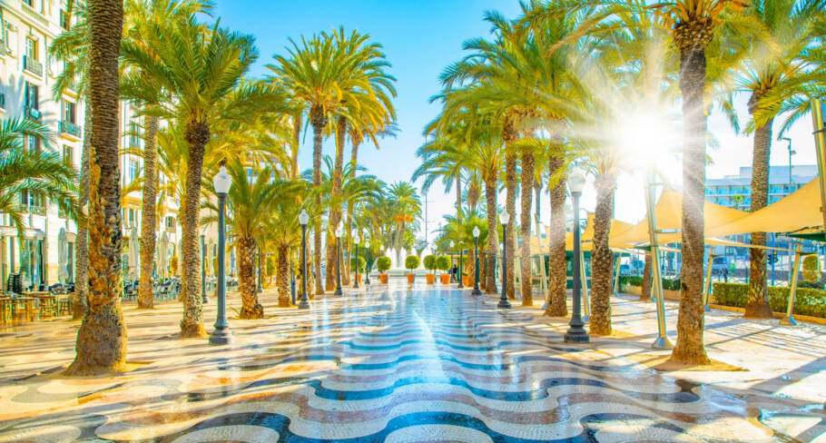 Promenade na bela cidade espanhola de Alicante
