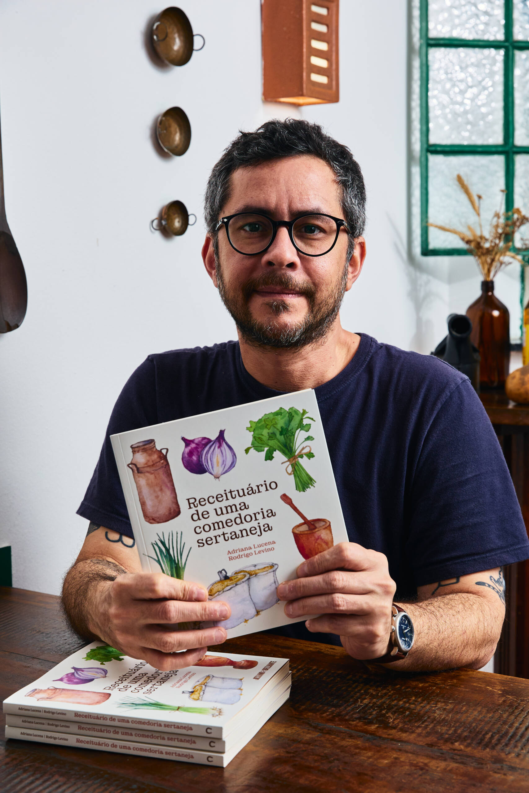 O livro foi escrito pelo jornalista e proprietário do Jesuíno Brilhante, Rodrigo Levino, em parceria com a pesquisadora de alimentação Adriana Lucena