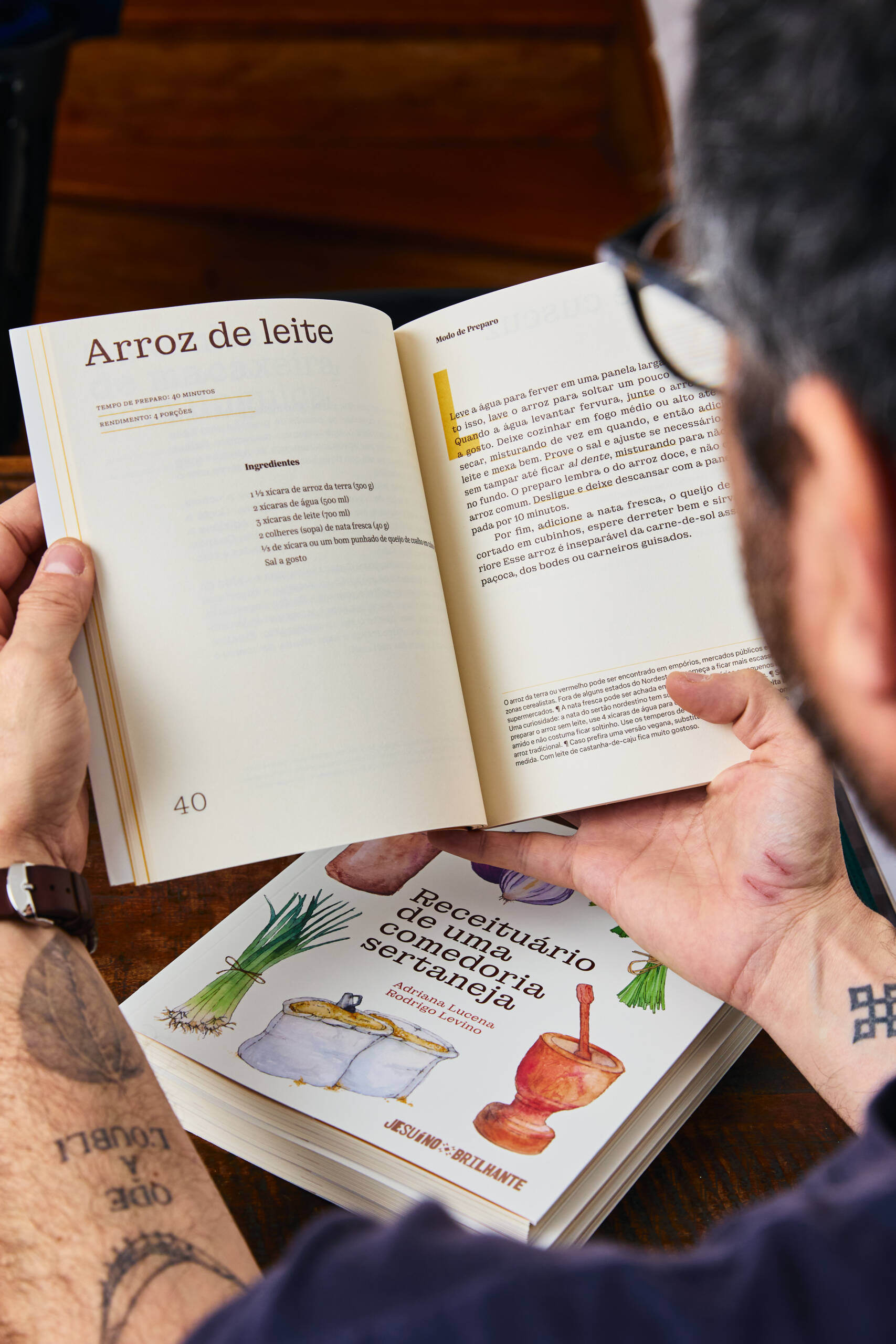 Ao todo, são 30 receitas, entre pratos que fazem parte do cardápio do restaurante e preparos clássicos da região, alguns deles encontrados em antigos cadernos de receitas de famílias amigas