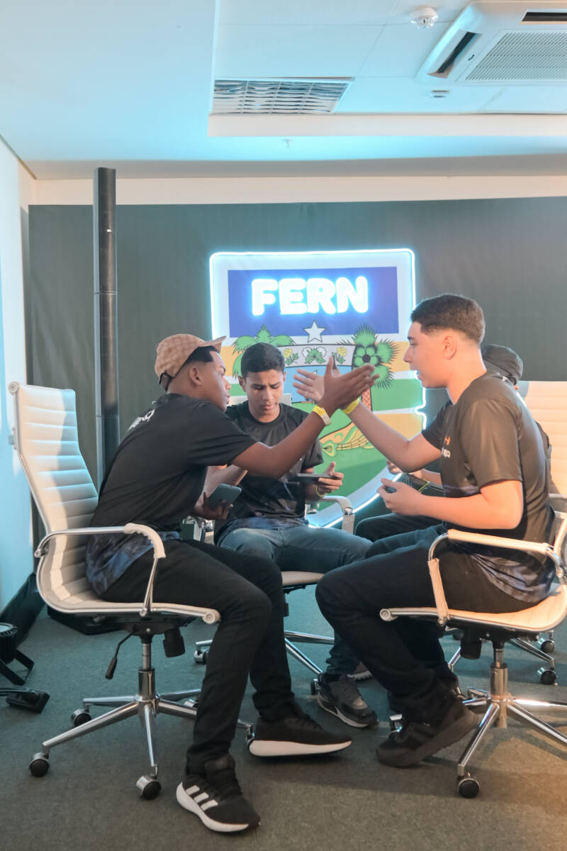 Time reunido em meio a partida competitiva