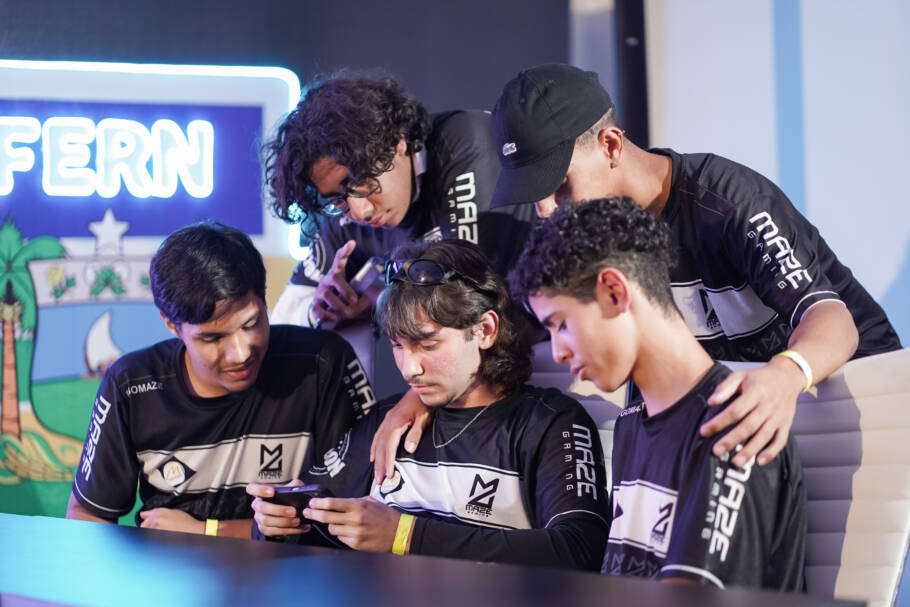jogadores de eletrônicos em evento da Digicom
