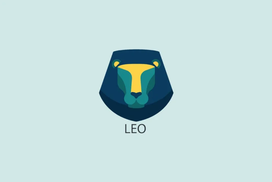 Ilustração vetorial em estilo plano da cabeça estilizada de um leão em tons de azul e amarelo, sobre um fundo azul-claro com a palavra "LEO" escrita abaixo.