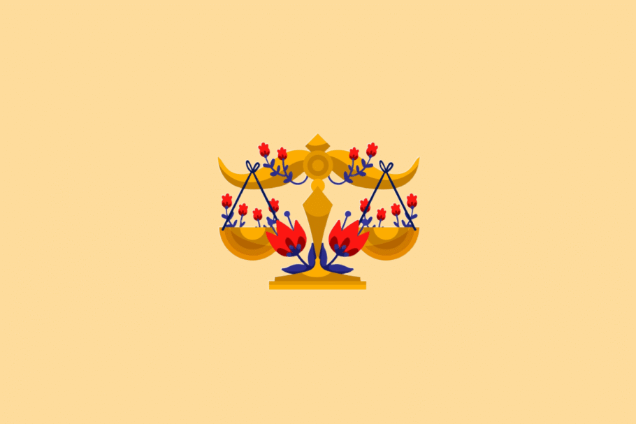 Ilustração estilizada do signo de Libra. No centro, uma balança dourada simétrica, cujos pratos estão decorados e preenchidos com ramos de pequenas flores vermelhas e folhas azuis. O fundo é de cor amarela clara uniforme.