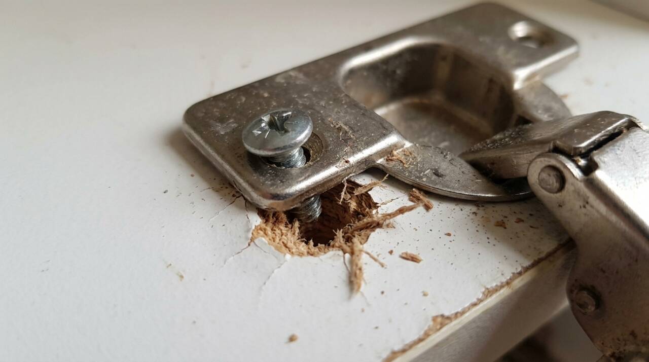 Dobradiça soltando do MDF ou MDP pode indicar que o furo perdeu apoio. Veja as causas, opções de reparo e cuidados para evitar novo problema.