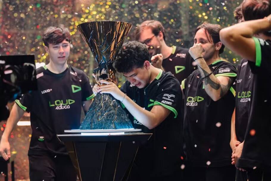 Equipe da LOUD recebendo o troféu do Champions de VALORANT, mundial e principal torneio dentro da modalidade