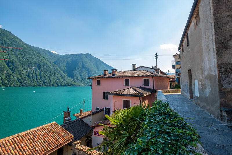 Vilarejo às margens do Lago de Lugano
