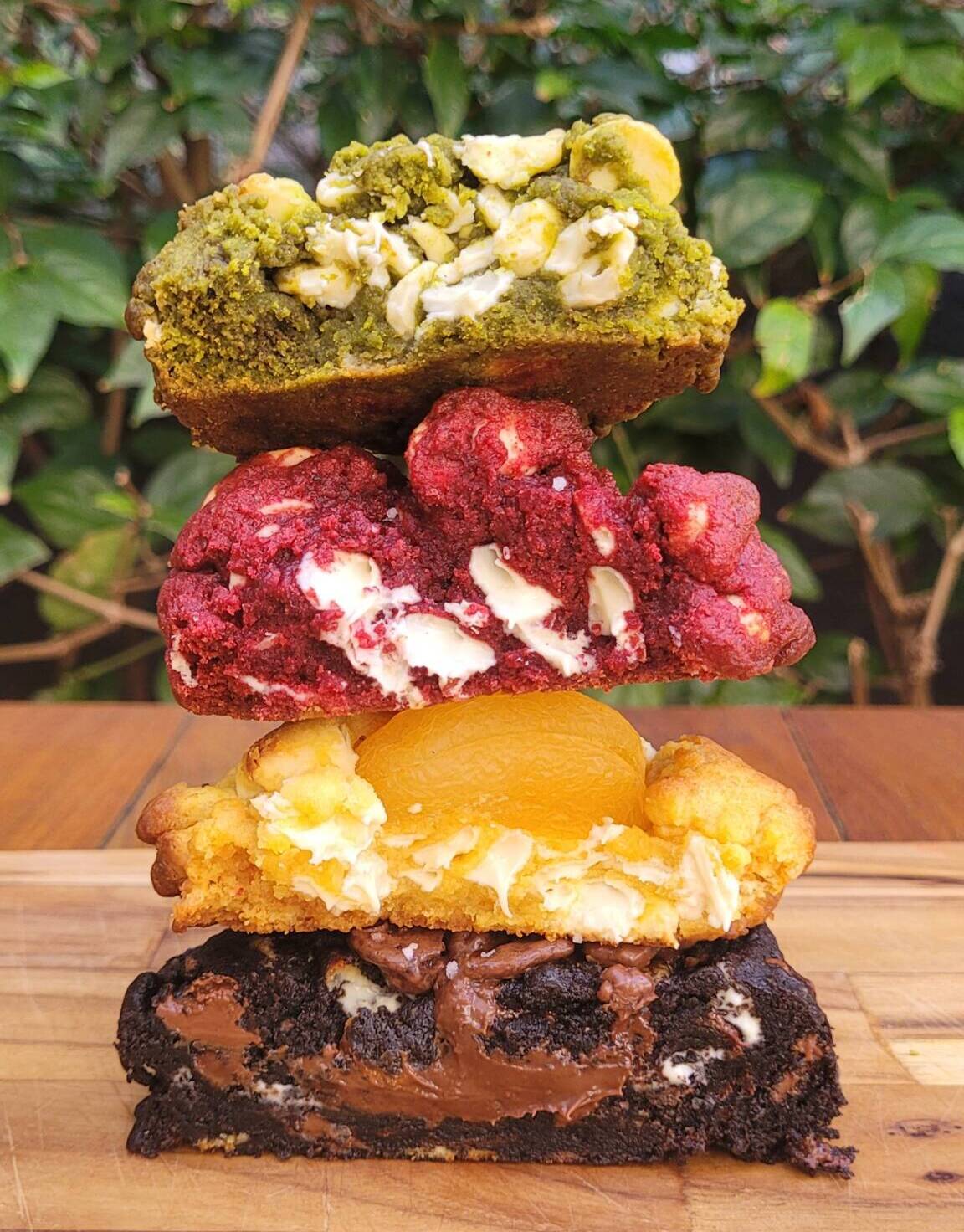 A Cookies do Everson faz tudo à mão e gosta mesmo é de brincar com sabores, ingredientes e combinações que a gente não espera encontrar dentro de um cookie