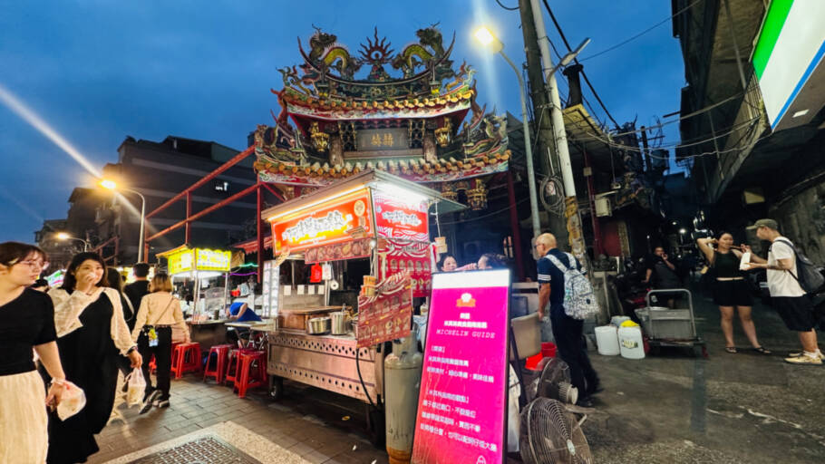 Barraca com indicação Michelin no Ningxia Night Market, mercado noturno em Taipei, Taiwan