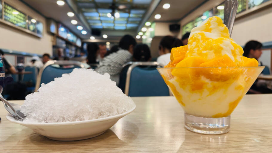 Sorvete de gelo com feijão doce e de manga cremoso no Ningxia Night Market, mercado noturno em Taipei, Taiwan