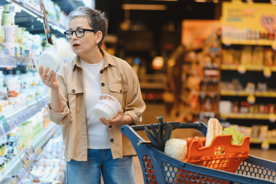 Observar os valores nutricionais facilita a comparação entre alimentos e ajuda a identificar diferenças na composição (Imagem: Hryshchyshen Serhii | Shutterstock)